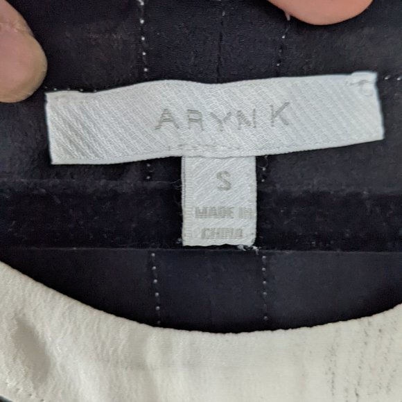 Black sleeveless silk top with split back - Picture 4 of 8